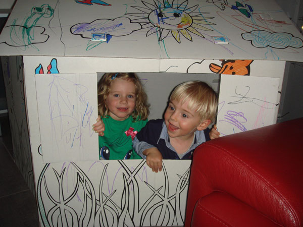 755 Jonas und Dana im Kartonhaus