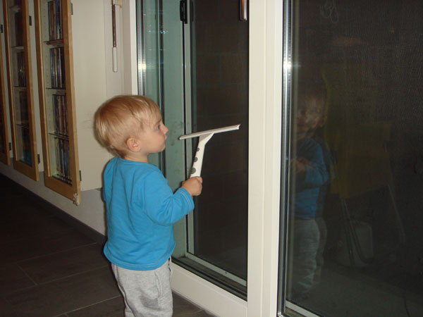 883 Jonas beim Fensterputzen