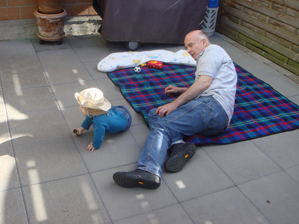 912 Jonas mit Grosspapi Bruno