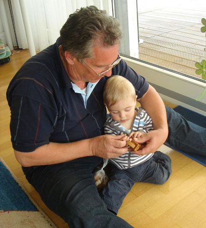 913 Jonas mit Grosspapi Päuli