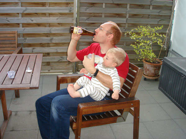 920 Schlummertrunk mit Papi