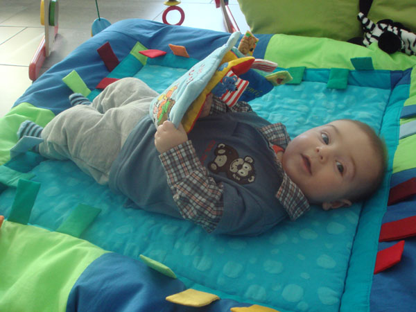 939 bei der Lektüre mit 5 Monaten