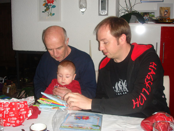 948 Jonas mit Grosspapi Bruno & Götti Mike