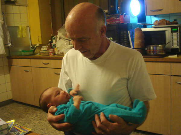 968 Jonas mit Grosspapi Bruno
