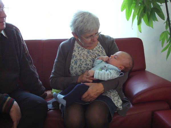 976 Jonas mit Grossmami Pia
